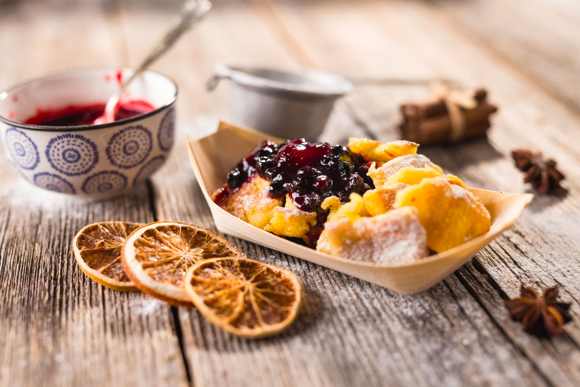 Desserts, Apfelküchle mit Vanillesoße oder Kaiserschmarrn nach Hause liefern lassen